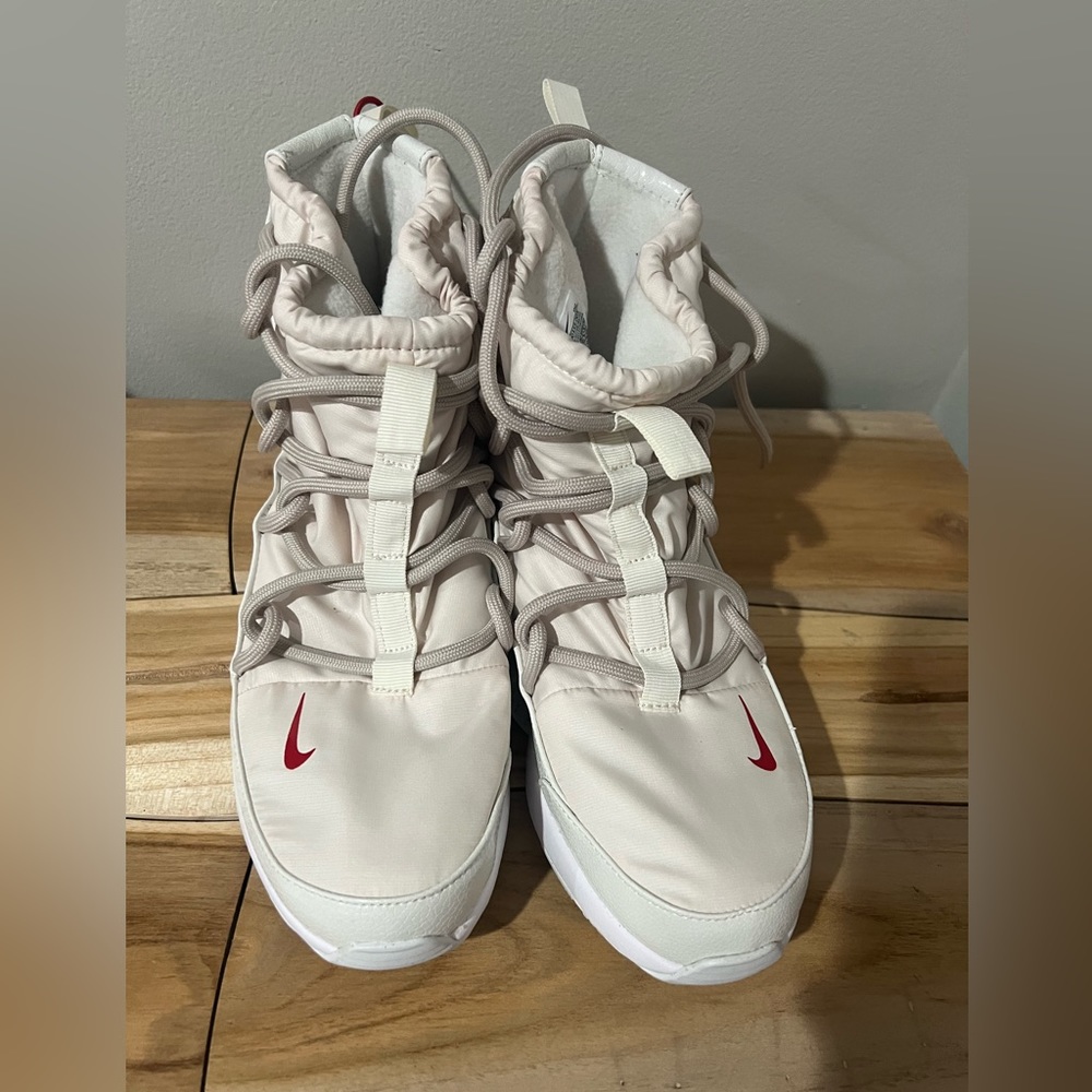 NWT Nike Womens Tanjun Hi-Rise in color Phantom size 9